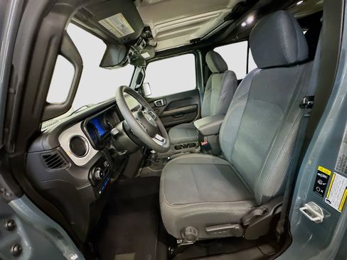 Used 2025 Jeep Wrangler Sahara image 13