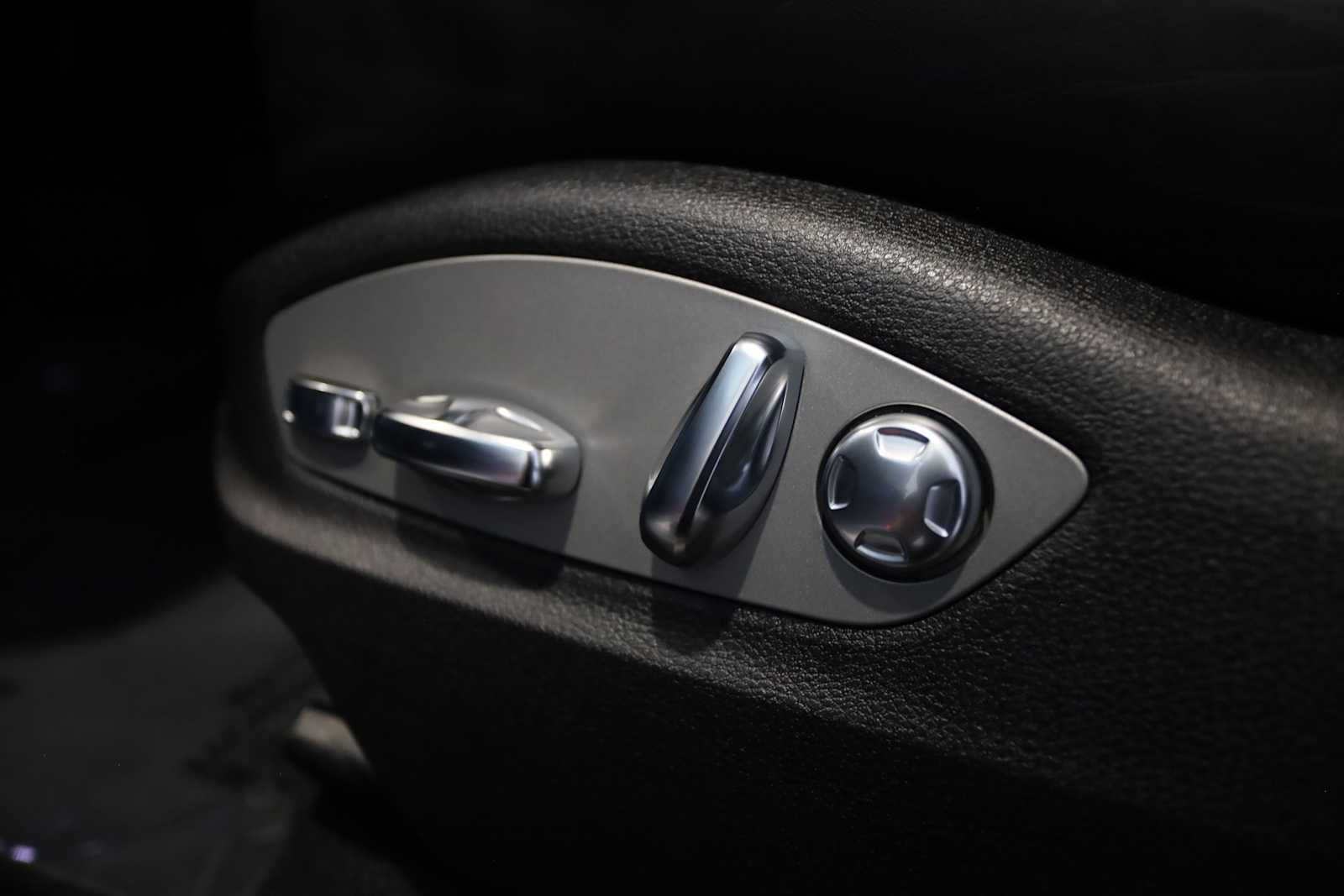 Used 2025 Porsche Macan AWD/4WD image 26