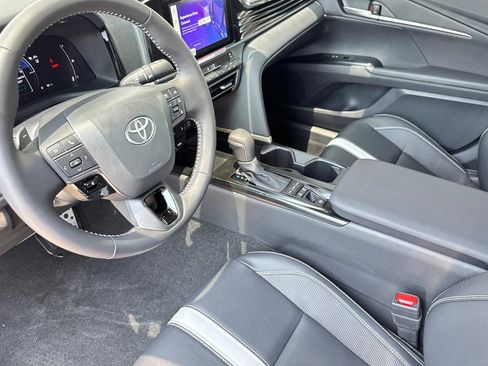 New 2026 Toyota Camry Hybrid FWD image 10