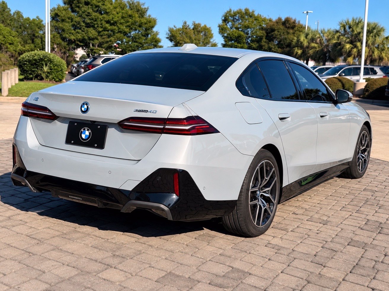 Used 2024 BMW i5 eDrive40i w/ M Sport Package RWD image 9