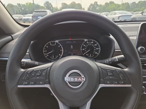 Used 2025 Nissan Altima 2.5 SV FWD image 10