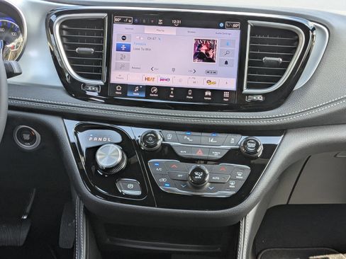 New 2026 Chrysler Pacifica Limited image 17