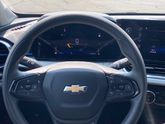 Used 2025 Chevrolet Trax LT FWD image 8