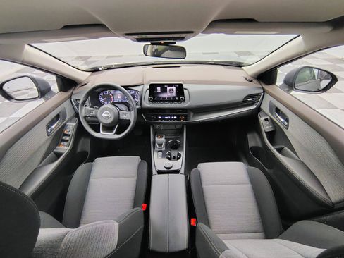 Used 2023 Nissan Rogue SV image 2