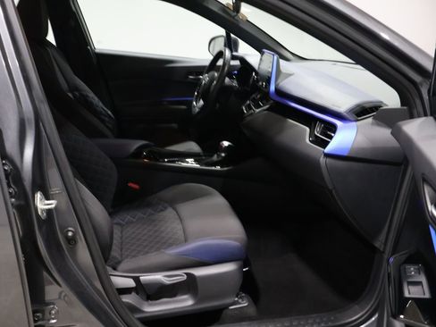 Used 2022 Toyota C-HR XLE image 21