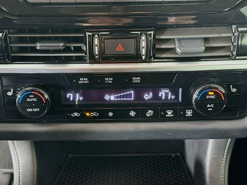 Used 2024 Nissan Pathfinder SV image 23