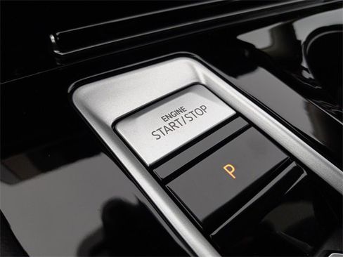 Used 2025 Volkswagen Atlas SE image 24