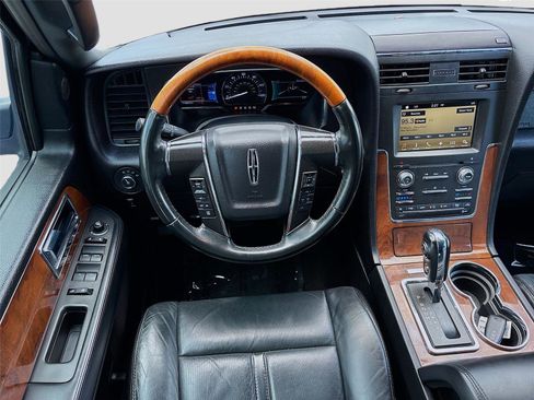 Used 2016 Lincoln Navigator L Select RWD image 23