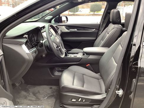 Used 2025 Cadillac XT5 Premium Luxury image 13