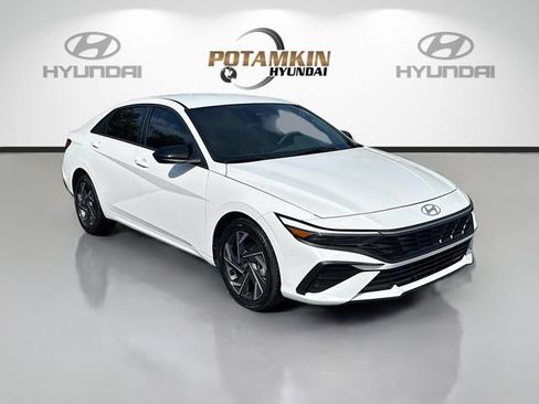 Certified 2025 Hyundai Elantra SEL FWD image 3