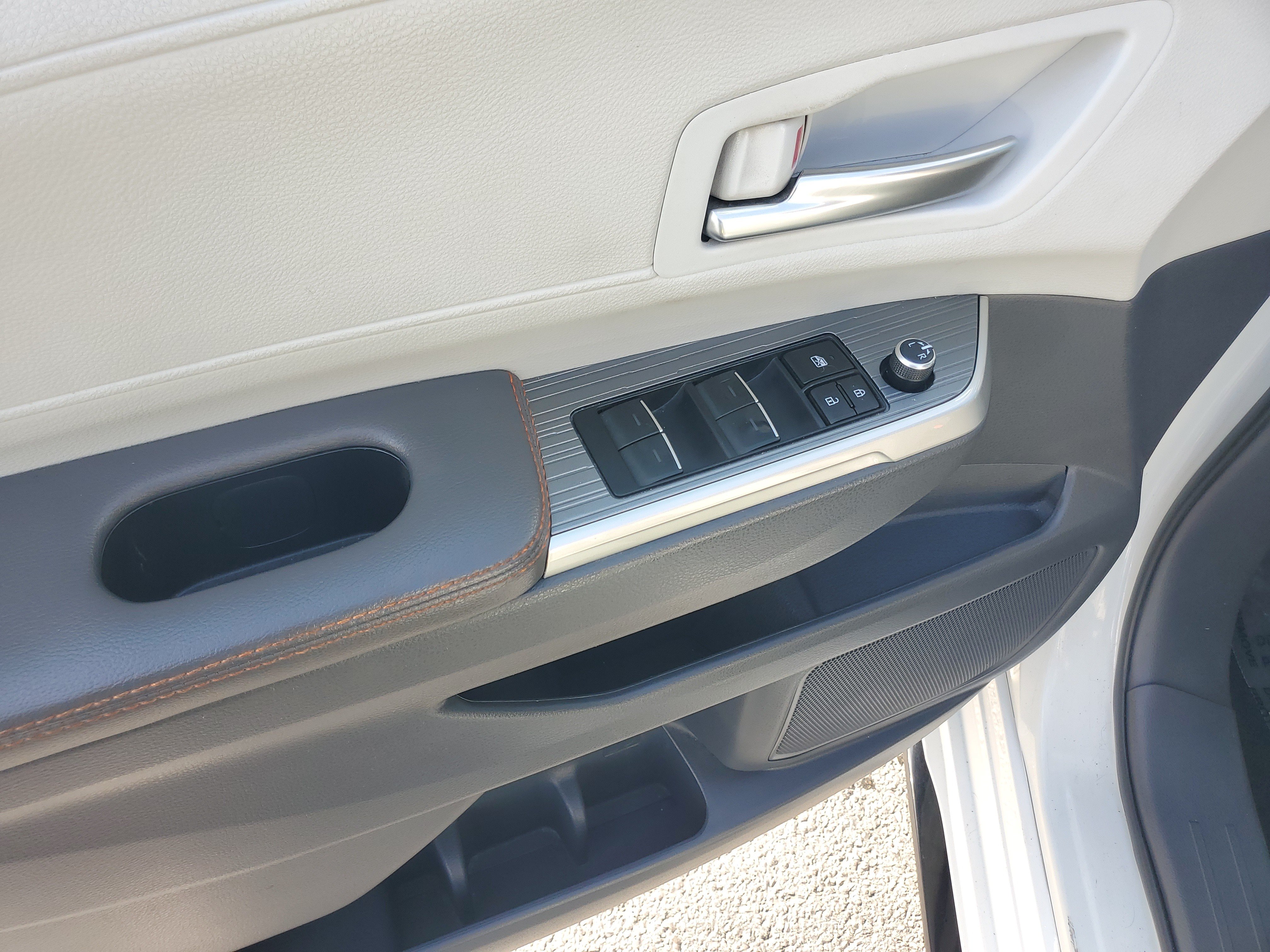 Used 2023 Toyota Sienna XSE AWD/4WD image 23