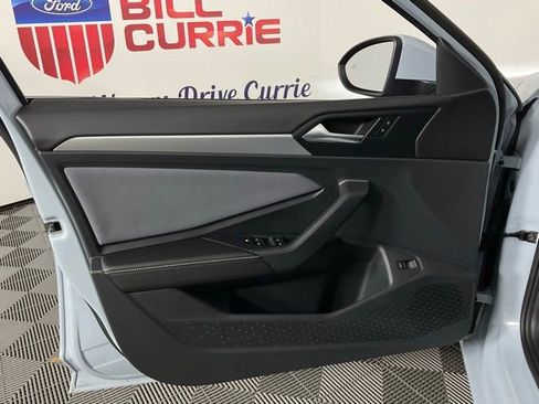 Used 2025 Volkswagen Jetta SE image 12