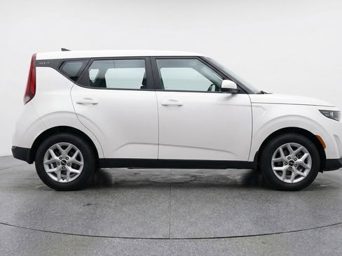 Used 2025 Kia Soul LX w/ LX Technology Package image 11