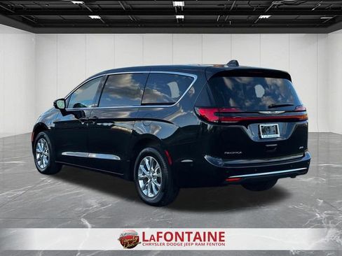 Used 2023 Chrysler Pacifica Touring-L AWD/4WD image 3