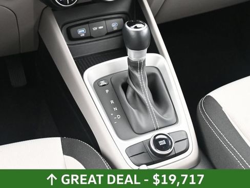 Used 2025 Hyundai Venue SEL FWD image 38