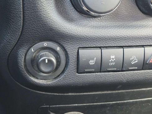 Used 2016 Jeep Wrangler Unlimited Sahara image 14