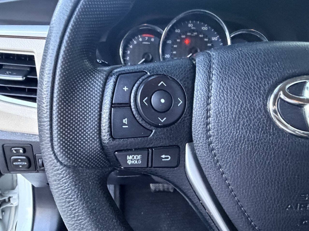 Used 2016 Toyota Corolla LE FWD image 14