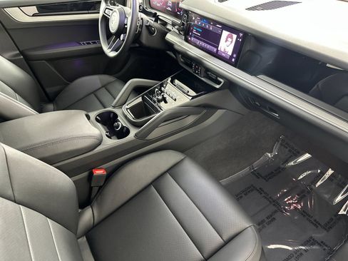 Certified 2025 Porsche Cayenne AWD/4WD image 18