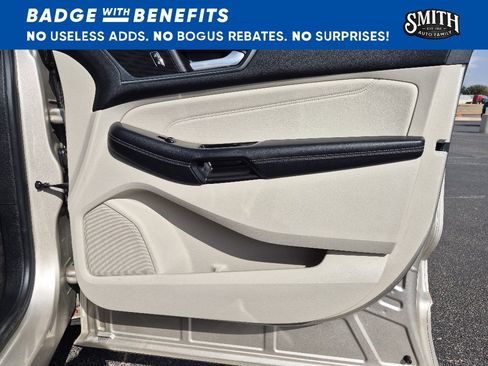 Used 2018 Ford Edge Titanium w/ Technology Package FWD image 10