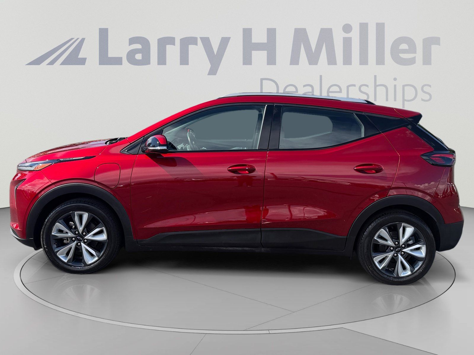 Used 2022 Chevrolet Bolt EUV LT w/ Convenience Package FWD image 2