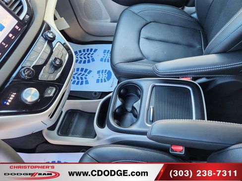 Used 2022 Chrysler Pacifica Touring-L image 16