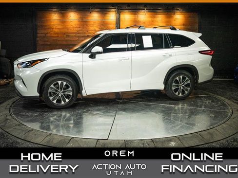 Used 2022 Toyota Highlander XLE AWD/4WD image 1