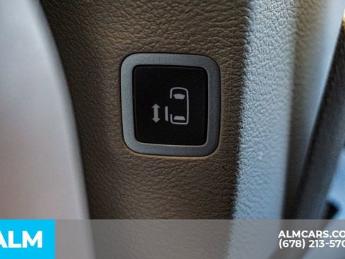 Used 2023 Chrysler Pacifica Limited image 36