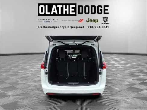 New 2026 Chrysler Pacifica Select image 5