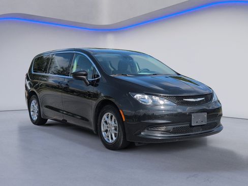 Used 2023 Chrysler Voyager LX FWD image 8
