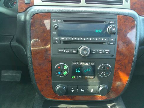 Used 2013 Chevrolet Suburban LT image 25