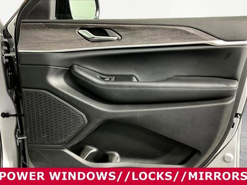 Used 2025 Jeep Grand Cherokee Limited w/ Luxury Tech Group II AWD/4WD image 26