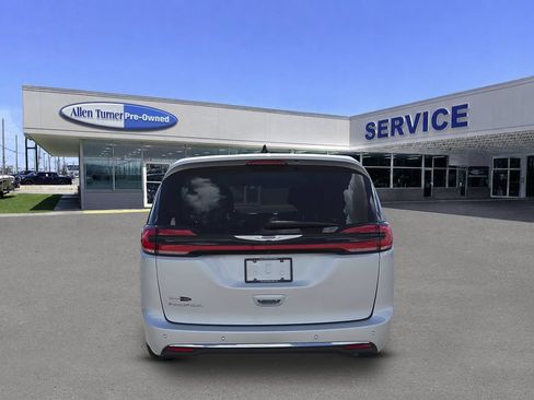 Used 2023 Chrysler Pacifica Touring-L FWD image 7