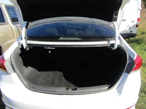 Used 2017 Hyundai Elantra SE image 7