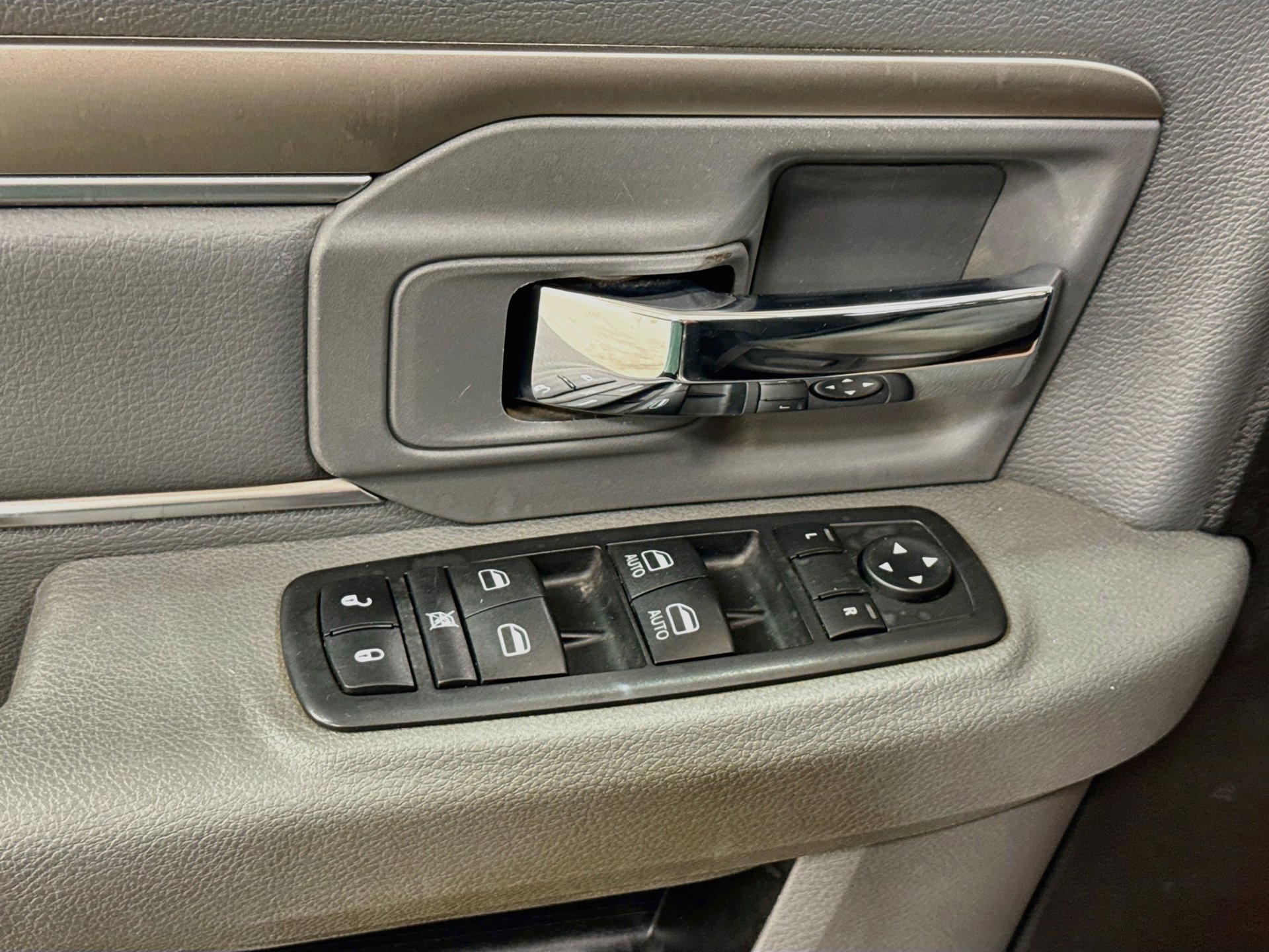 Used 2019 RAM 1500 Classic SLT RWD image 18