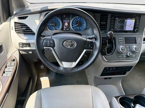 Used 2018 Toyota Sienna XLE Premium AWD/4WD image 22