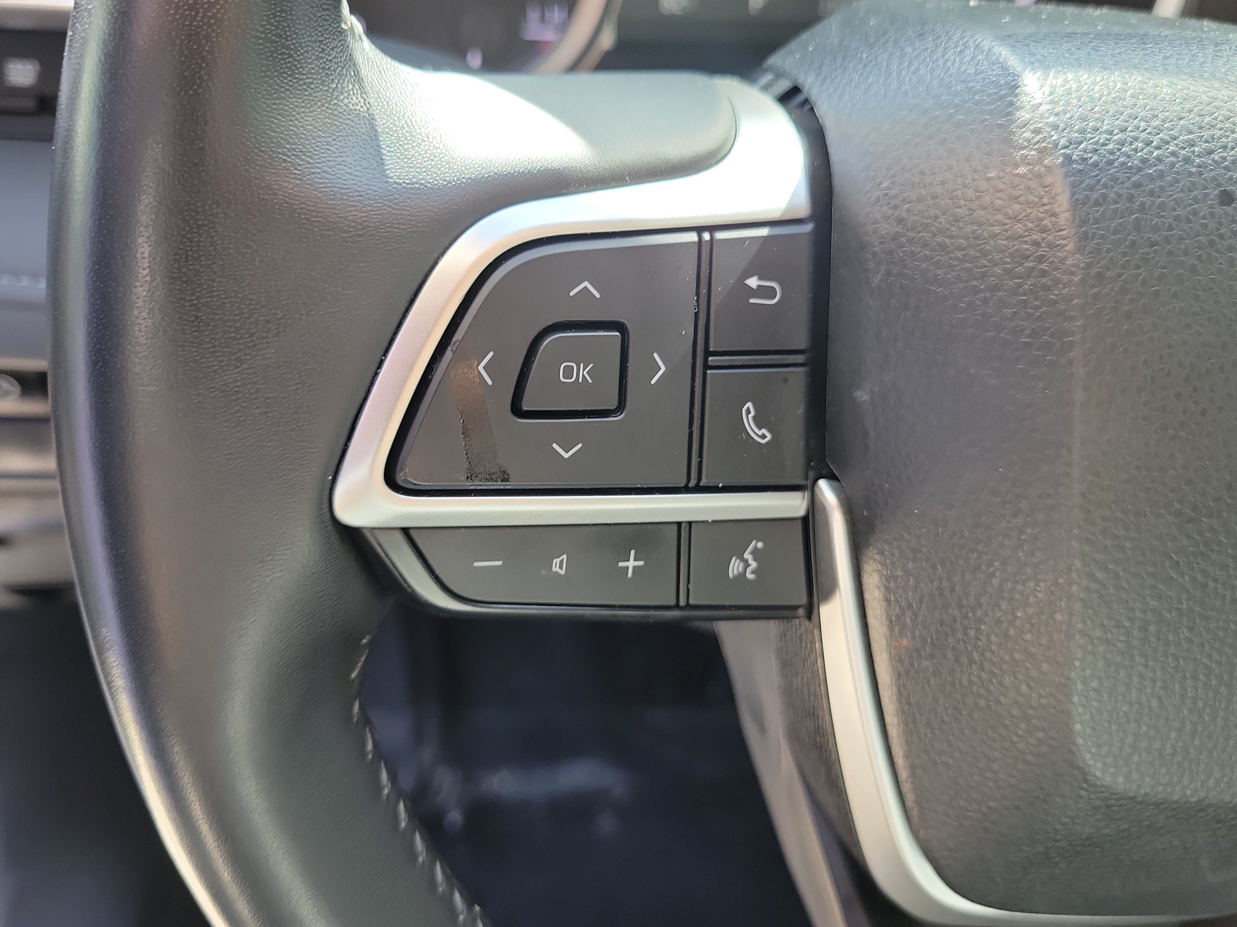 Used 2023 Toyota Highlander XLE FWD image 29
