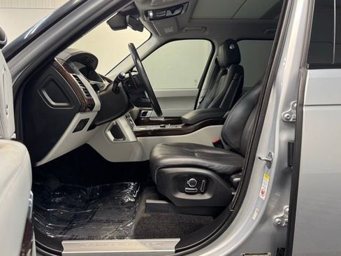 Used 2017 Land Rover Range Rover HSE image 14
