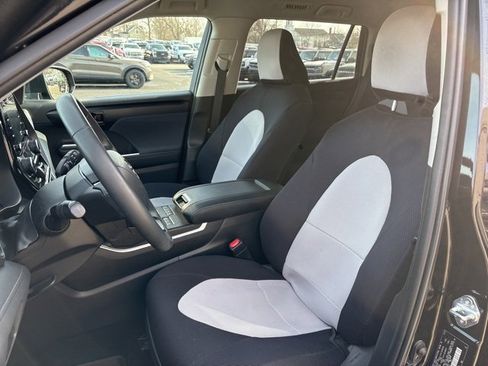 Used 2022 Toyota Highlander LE image 4