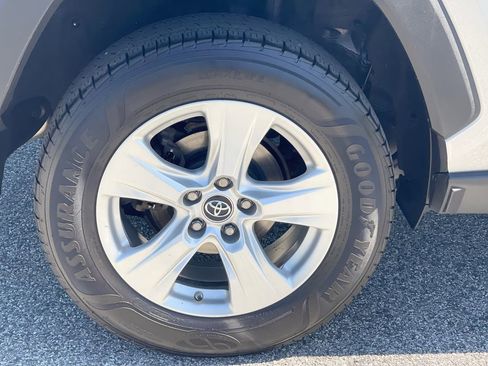 Used 2019 Toyota RAV4 XLE AWD/4WD image 16