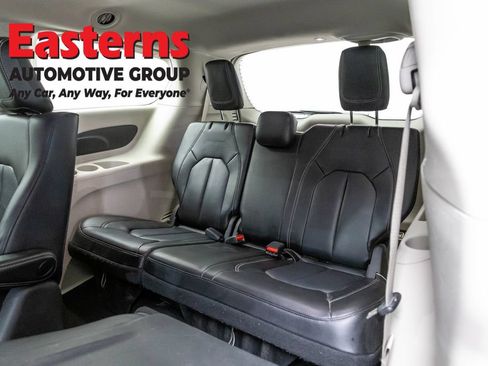 Used 2023 Chrysler Pacifica Touring-L FWD image 27