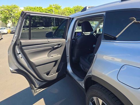Used 2023 Toyota Highlander XLE FWD image 17