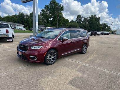 Used 2022 Chrysler Pacifica Limited w/ Uconnect Theater Family Group