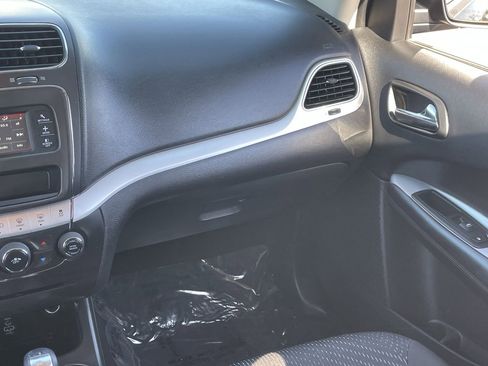 Used 2019 Dodge Journey SE w/ Connectivity Group FWD image 18