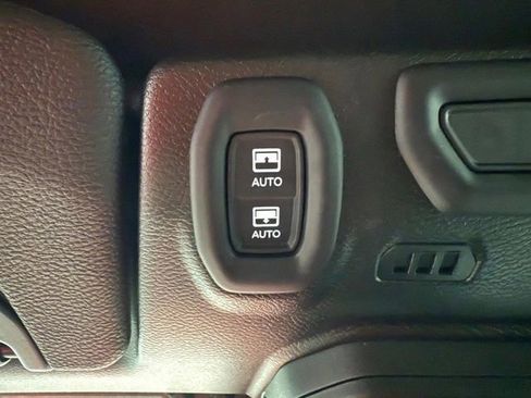 Used 2020 Jeep Wrangler Unlimited Sahara image 30