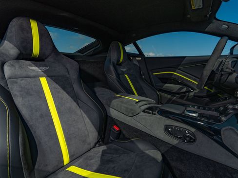 Used 2023 Aston Martin V8 Vantage Coupe RWD image 17