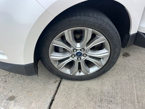 Used 2019 Ford Edge Titanium FWD image 27