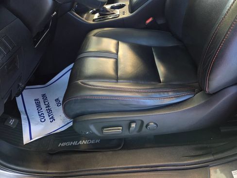 Used 2019 Toyota Highlander SE AWD/4WD image 16