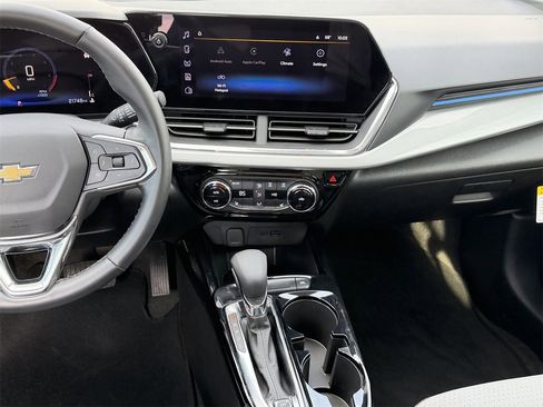 Certified 2025 Chevrolet Trax LT w/ LT Convenience Package image 17