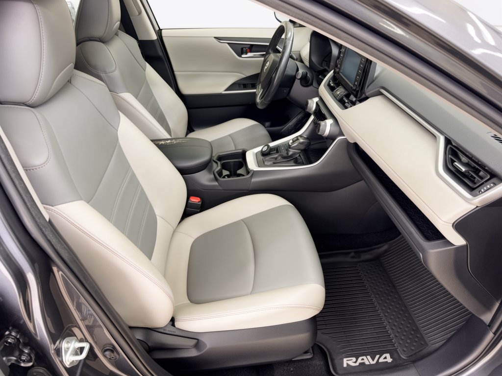 Used 2019 Toyota RAV4 XLE Premium FWD image 30