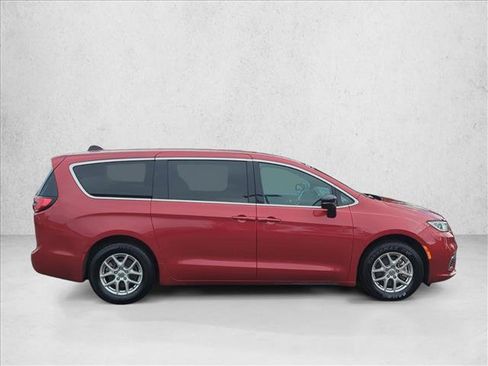 Used 2025 Chrysler Pacifica Select FWD image 4